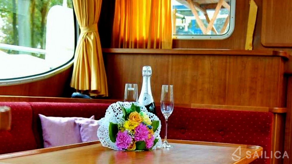 Linssen Dutch Sturdy 380 - Yacht Charter Sailica