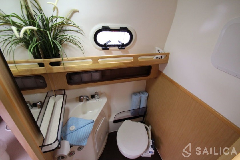 Navigator 999 - Yacht Charter Sailica