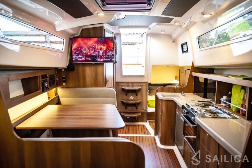 Nexus Revo 870 Prestige - Yacht Charter Sailica
