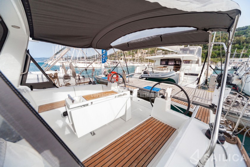 Oceanis 38.1 - Yacht Charter Sailica