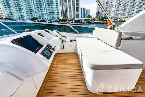 Azimut 85F - Yacht Charter Sailica
