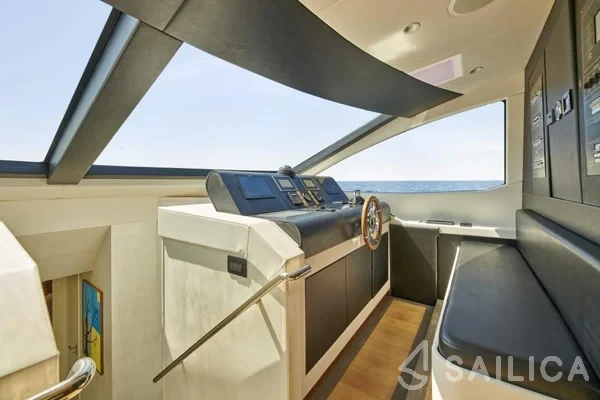 Azimut 85F - Yacht Charter Sailica