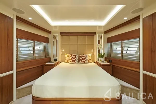 Azimut 85F - Yacht Charter Sailica