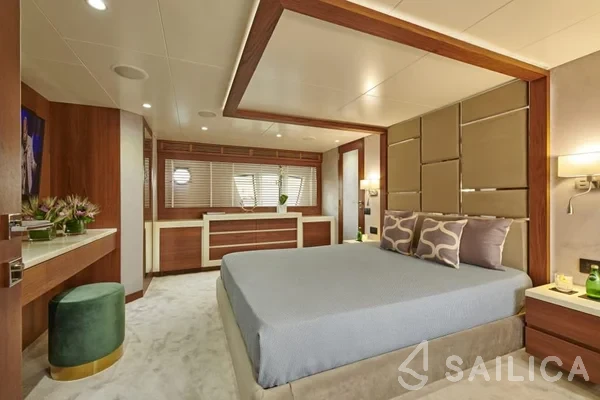 Azimut 85F - Yacht Charter Sailica