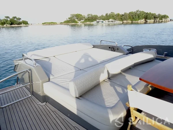 Azimut 86 - Yacht Charter Sailica