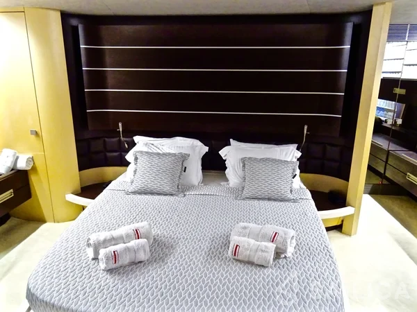 Azimut 86 - Yacht Charter Sailica