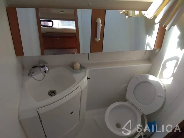 Oceanis 37 - Yacht Charter Sailica