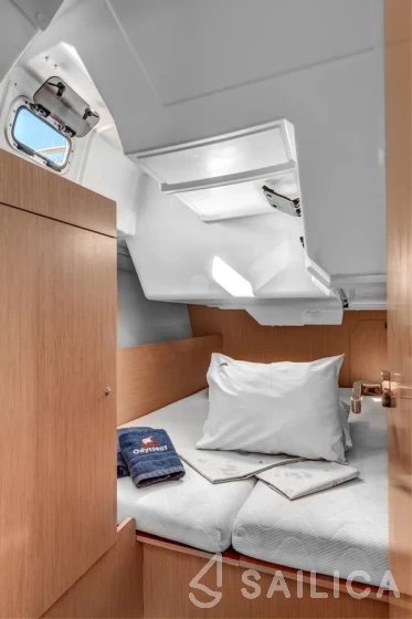Oceanis 38.1 - Yacht Charter Sailica
