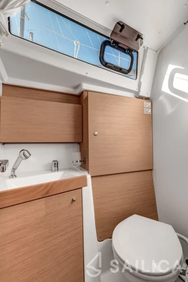 Oceanis 38.1 - Yacht Charter Sailica