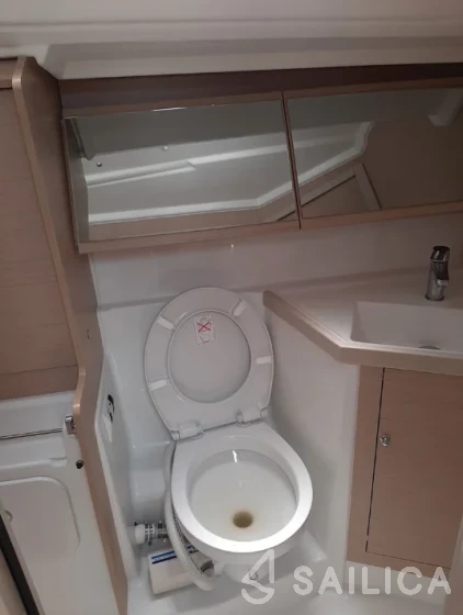 Oceanis 40.1 - Yacht Charter Sailica