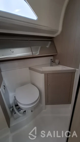 Oceanis 40.1 - Yacht Charter Sailica