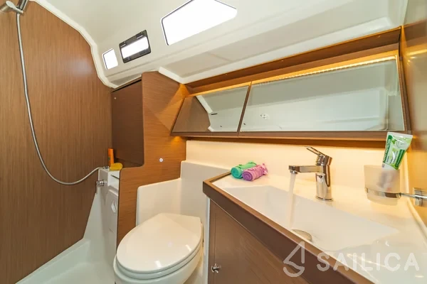 Oceanis 40.1 - Yacht Charter Sailica