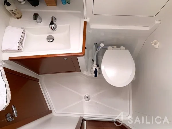 Oceanis 48 - Yacht Charter Sailica