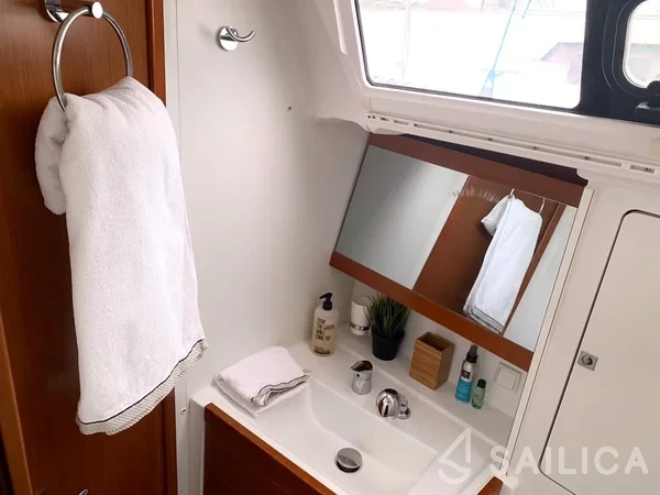 Oceanis 48 - Yacht Charter Sailica