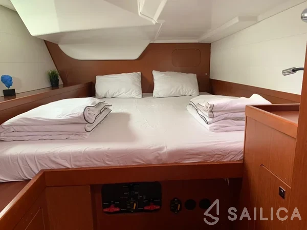 Oceanis 48 - Yacht Charter Sailica