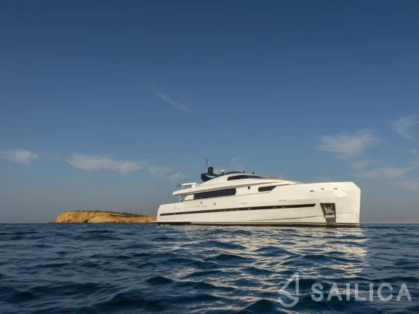 Bugari 100 - 5 + 2 cab. - Yacht Charter Sailica