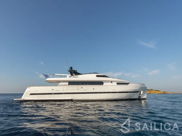 Bugari 100 - 5 + 2 cab. - Yacht Charter Sailica