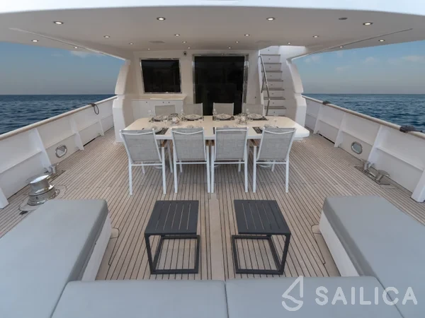Bugari 100 - 5 + 2 cab. - Yacht Charter Sailica