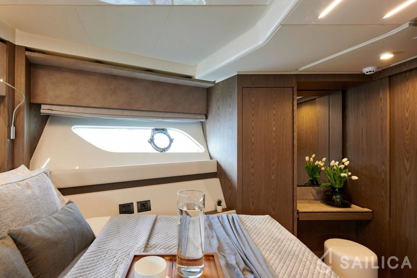 Ferretti 550 - Yacht Charter Sailica