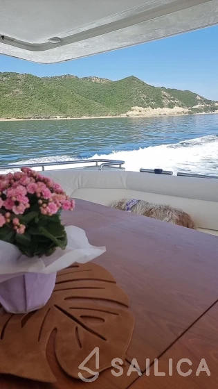 Ferretti 80 - Yacht Charter Sailica