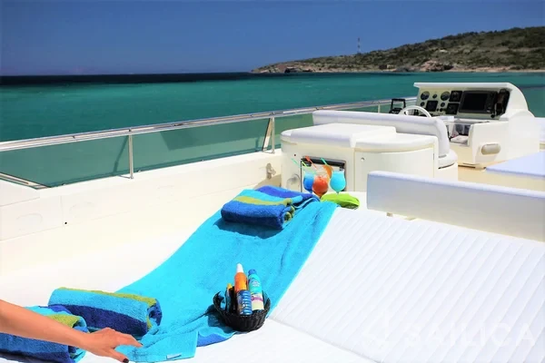 Ferretti 80 - Yacht Charter Sailica