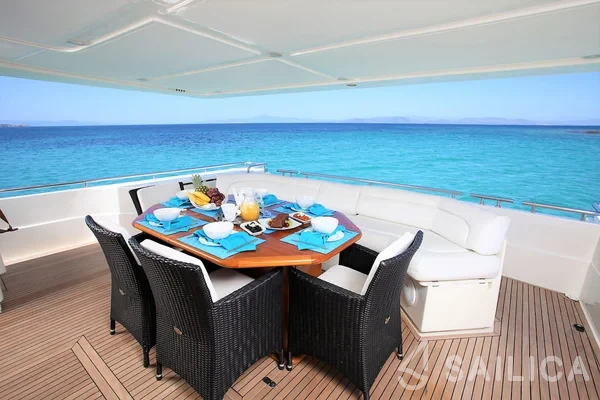 Ferretti 80 - Yacht Charter Sailica