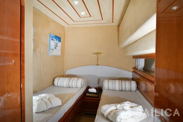 Ferretti 80 - Yacht Charter Sailica