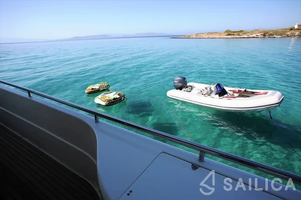 Ferretti 80 - Yacht Charter Sailica