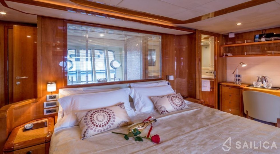 Ferretti 83 - Yacht Charter Sailica
