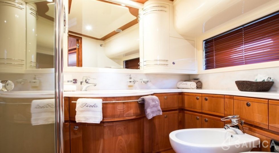 Ferretti 83 - Yacht Charter Sailica