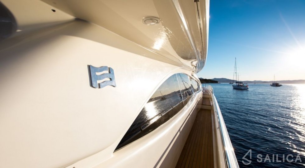 Ferretti 83 - Yacht Charter Sailica