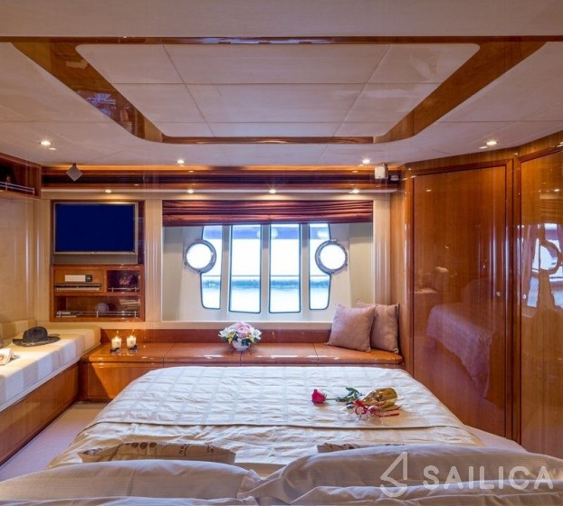 Ferretti 83 - Yacht Charter Sailica
