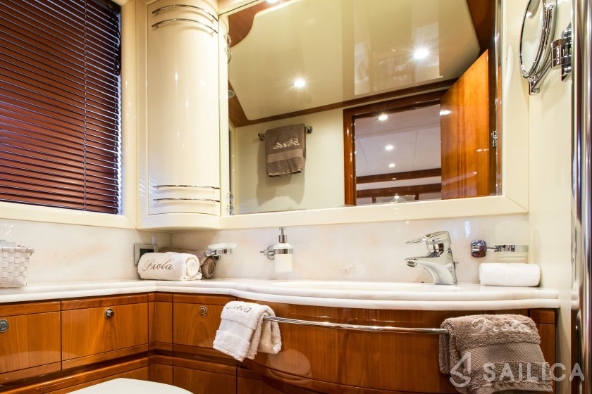 Ferretti 83 - Yacht Charter Sailica
