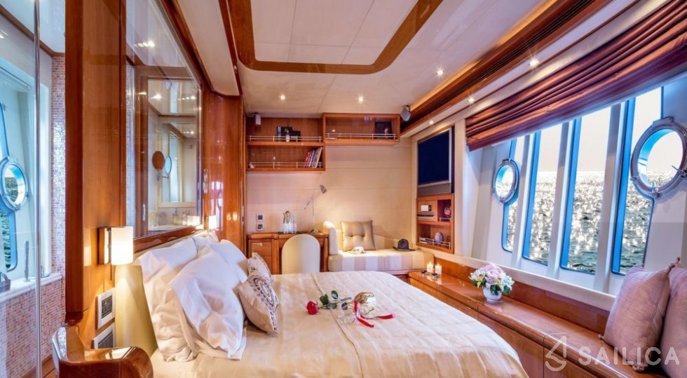 Ferretti 83 - Yacht Charter Sailica