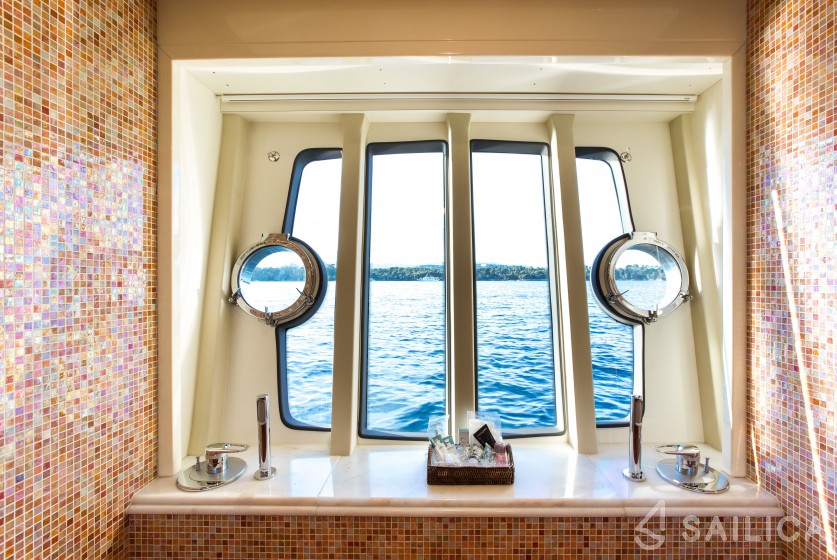 Ferretti 83 - Yacht Charter Sailica