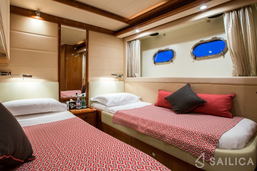 Ferretti 83 - Yacht Charter Sailica