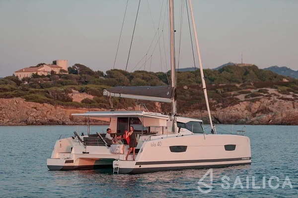 Isla 40 - Yacht Charter Sailica