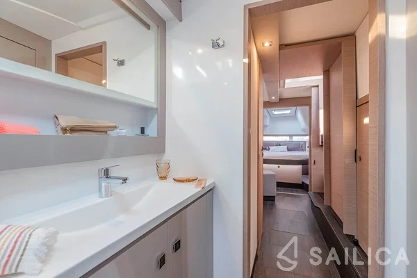 Isla 40 - Yacht Charter Sailica