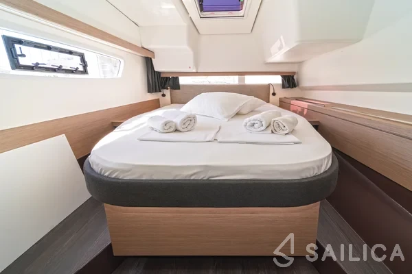 Isla 40 - Yacht Charter Sailica