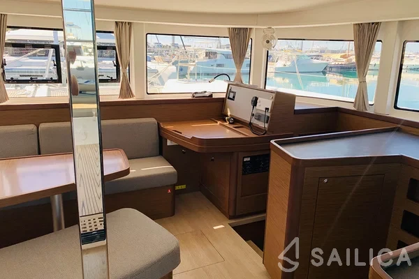Lagoon 42 - Photo #77 Lagoon 42 - Yacht Charter Sailica