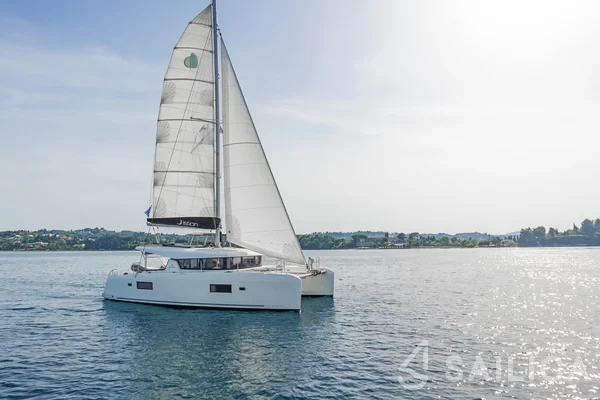Lagoon 42 - Yacht Charter Sailica