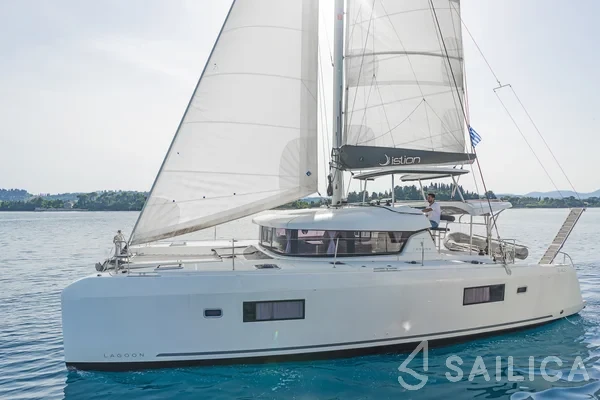 Lagoon 42 - Yacht Charter Sailica