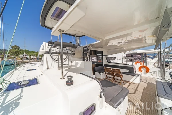 Lagoon 42 - Yacht Charter Sailica