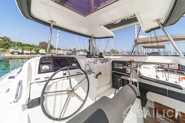 Lagoon 42 - Yacht Charter Sailica