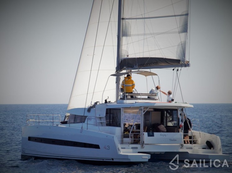 Bali 4.3 - 4 + 1 cab. - Yacht Charter Sailica