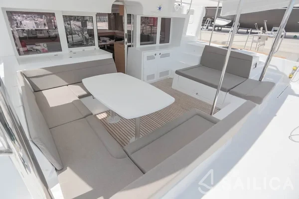 Lagoon 450  Flybridge - Yacht Charter Sailica
