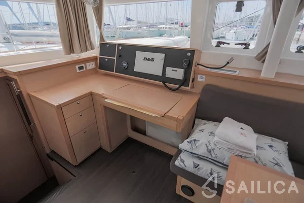 Lagoon 450  Flybridge - Yacht Charter Sailica