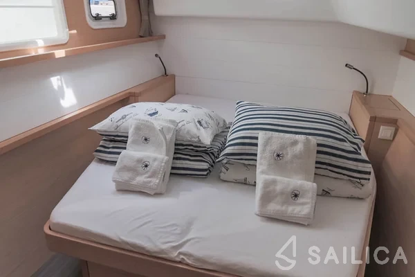 Lagoon 450  Flybridge - Yacht Charter Sailica