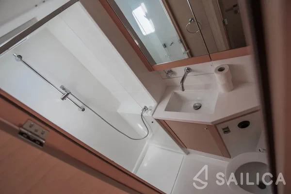 Lagoon 450  Flybridge - Yacht Charter Sailica