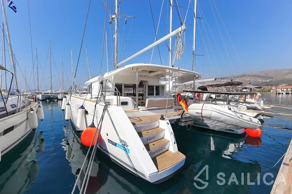 Lagoon 450  Flybridge - Yacht Charter Sailica